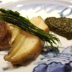 馳走 啐啄一十  - (05)煮黒鮑(島根県産)、肝ソース添え、あおさ載せ
      産卵期は秋～冬、旬は初夏～夏
      90℃で4時間煮られた黒鮑は軟らか噛むほどに旨みが拡がり、肝ソースの磯の薫り川のりの清廉な薫りが鼻腔を抜けていきます