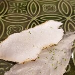 馳走 啐啄一十  - (08)炙り虎魚(広島県豊島産、5日寝かせ)【奥側】
      更にもう1日寝かせた虎魚を炙って、脂を活性化させ旨みの拡がりを感じます。
      こういう食べ比べもこちらの魅力の１つです。