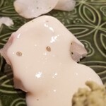 馳走 啐啄一十  - (09)真鯛(愛媛県来島海峡産、3日寝かせ)、白子ソース掛け
      産卵期は冬～春、旬は初夏～初秋
      １年で一番脂のりが薄い難しい時期ですが、白子ソースで濃厚なコクを加えています