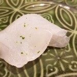 馳走 啐啄一十  - (10)真子鰈(山口県産、4日寝かせ)
      産卵期は冬～春、旬は初夏～初秋
      あれこれと旬の魚が居ない時期に旬を迎える魚ですから重宝します
      脂のりも良いですし、甘みと旨みがたっぷりです