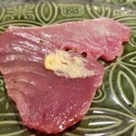 馳走 啐啄一十  - (11)もち鰹(静岡県御前崎産、サスエ前田魚店)、和辛子載せ
      日本近海の鰹の産卵期は夏、旬は春～夏。
      鮮度の良い上り鰹で脂肪分が少なく身に弾力があります
      鰹の薫り高く寝かせ無しの活きの良さが際立ちます