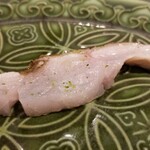 馳走 啐啄一十  - (12)炙り赤鯥(雄)(静岡県駿河湾産、サスエ前田魚店、6日寝かせ)
      産卵期は初夏～初秋旬は晩秋～晩冬
      脂のりは日本海>大平洋>東シナ海の順
      炙って脂を活性化、濃厚な旨みと甘み、口腔内に余韻を残します