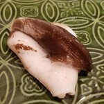 馳走 啐啄一十  - (13)鳥貝(京都府舞鶴産)
      鳥貝は雌雄同体、産卵期は春と秋、旬も春と秋、寿命は約1年
      貝類の味の濃さは太平洋>日本海なのですが舞鶴の鳥貝は別格
      天然の生ならではのレアな甘みと旨みが素晴らしい