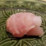 馳走 啐啄一十  - (14)炙り金目鯛(静岡県駿河湾産、サスエ前田魚店、6日寝かせ)
      産卵期は夏、旬は秋～晩冬。
      金目鯛は旬を外れ脂のりが落ち着いてますそれでも加熱により脂が活性化し旨みと甘みが拡がります