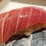 馳走 啐啄一十  - (17)本鮪中トロ(背トロ、沖縄県産、やま幸)の握り
      日本近海本鮪特有の薫り、微かな酸みと軽やかでもトロッとくる脂の旨み。
      個人的には大トロよりも好きです
