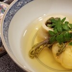 馳走 啐啄一十  - (19)車海老(熊本県天草産)の真薯、蕨の京湯葉巻き、真昆布&いりこ、鰹節、鯖節、あご節の出汁のお椀
      「姿、伊勢海老。味、車海老。」
      旨みと甘みが強く、熱を加えることで更に味わいが深くなっています。