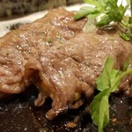 馳走 啐啄一十  - (20)炭火焼き薄切り榊山牛ロース(未経産雌牛、広島県熊野産、33ヶ月の長期生体熟成)、蝦夷馬糞雲丹を巻いて
      贅沢巻き、お食事会なので盛り盛りです。
      ( *´艸｀)