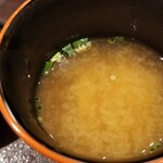 馳走 啐啄一十  - (22)蛤出汁のお味噌汁、蛤(三重県桑名産)入り
      7年ものの大きな蛤は旨みが溢れ出ますね♪
      焼き蛤も良いけれどお椀もまた美味しいですよね。