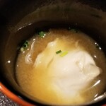 馳走 啐啄一十  - (22)蛤出汁のお味噌汁、蛤(三重県桑名産)入り
      7年ものの大きな蛤は旨みが溢れ出ますね♪
      焼き蛤も良いけれどお椀もまた美味しいですよね。