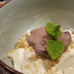 馳走 啐啄一十  - (23)白胡麻プリンの小豆餡載せ
      モチモチぶるぶるな食感と控えめな甘さ。
      滑らかな口溶け。
      こし餡も溶ける様な円やかさ。
      白胡麻の香りが宴の終演を彩ります。