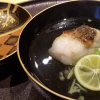 馳走 啐啄一十  - (06)炭火焼き白甘鯛(山口県仙崎産)、蓴菜(広島県黒瀬産)、利尻昆布&鮪節出汁のお椀
                    白甘鯛は上品な脂が炭火焼きで活性化し、旨みと甘さが素晴らしい
                    蓴菜は朝摘みならではの透き通った寒天質