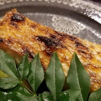 馳走 啐啄一十  - (18)炭火焼き赤鯥(雄)(静岡県駿河湾産、サスエ前田魚店)
                    炭火焼きで脂を落としつつ、身から出た脂で表面をパリッとさせた焼き加減！
                    芳ばしさが薫り、加熱により脂が活性化し芳醇な旨みがより強くなります