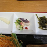 Tsukijiichibashokudou - 三色小皿（らっきょう？、マリネ、海草）