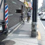 ラーメン生郎 - 店舗遠景。昔は床屋のクルクルあたりまで並んでましたが・・。（当時は床屋じゃない）