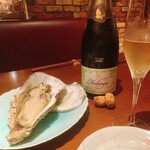 ワイン厨房 晩酌邸 - ブラン・ド・ブランと磯の香りたっぷりの牡蠣