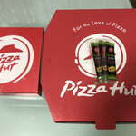 PIZZA hut - 定番の赤い箱