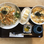 Mendokoro Masanari - 左から
                        かき揚げぶっかけうどん ¥770(税別)
                        揚げモチ ¥120(税別)
                        親子丼 ¥820(税別)