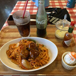 ｃａｆｅ　HACHI - ハチボール乗せ日本一のナポリタン1111円とコカコーラ330円です。