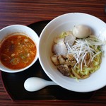 もつの屋 - 赤つけ麺、煮卵