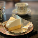 チャッツワース - レモンケーキ
                                メレンゲがプルップルで絶品。
                                店主が、とてもお勧めしていたので、追加で食べました。このケーキは、切り立てが美味しく、6月のこの季節がいい感じにメレンゲが仕上がるんだそう。