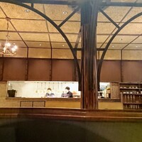 cenci - 半地下のホールの向こうに厨房