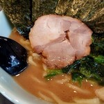 横濱豚骨醤油 ラーメン佐原 - 脂多めオーダーだが、少ないかな？