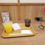 和カフェテリア Dining 24 羽田食堂 - 充電できる。