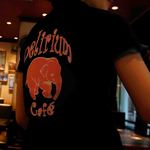 Delirium Cafe Tokyo - 女子店員の背中