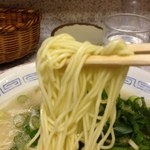 Hakata Meibutsu Nagahama Ra-Men Nagahama Ichiban - 麺のアップ