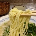 博多名物 長浜ラーメン 長浜一番 - 麺のアップ