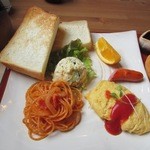 denenchayaitowa - 朝食のメインのプレートには厚切トースト、オレンジ、ソーセージ、オムレツ、パスタ、ポテトサラダが乗ってます。