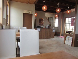 田園茶屋　いとわ - 鎌倉の中ではややシンプルな店内、２階にも階段があったので客席があるみたいでした。
