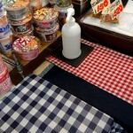 おにぎり 野田や - カップ麺、奥の札見ると朝イチならたくさんあるのかな？