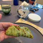 プレゼンテ スギ - 小麦粉にヨモギを練り込んで焼いたクレープに包んで