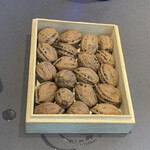 プレゼンテ スギ - ジェノベーゼには、松の実の代わりに千葉県産のクルミを使って