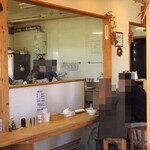 高長まるしげ - 厨房を囲むカウンター