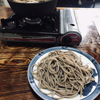 出羽屋 - 鉄鍋と蕎麦が来ました。