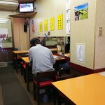 餃子会館ふく龍 - テーブル席
