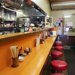 餃子会館ふく龍 - カウンター席