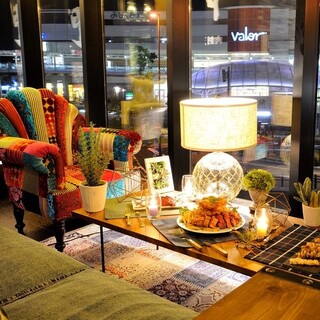 The sofa seats by the glass window, facing Kariya Station at night, have a great atmosphere.