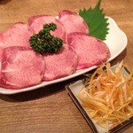 Marutetsu - 【タン塩】 特製のネギ塩をまいて、召し上がれ♪