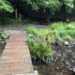 再度山荘 - いっぽん橋にでこぼこ砂利道　　　　　川が見えるので橋を渡って左に行き、直ぐに右手に階段が見えるけど草が鬱蒼と茂って上りにくいです。安心してください、上らず直進すると道に当たるのでそれを右折。