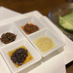 豊栄 - 4種の醬（豊栄醬、生姜醬、高菜醬、焦がし玉ねぎ醬）