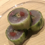 温石 - 鯵の胡瓜巻き。紅いトッピングは梅肉です