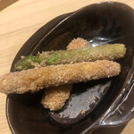 温石 - 地物のアスパラガスのかき揚げ
