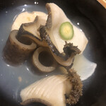 温石 - 黒鮑と筒ゴボウ。奥に寝ているのが泥障烏賊のゲソの真薯です