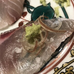 温石 - 天然シマアジに塩を振り、茗荷と山葵を乗せました