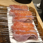 温石 - 金目鯛が並びます。どの部位をどのお客に回すか、親方の胸三寸