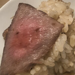 温石 - 讃岐牛のヒウチの塊を炭火で焼き、スライスします