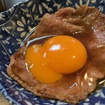 赤坂 らいもん - 炙ったシンシンを卵だれでいただきます